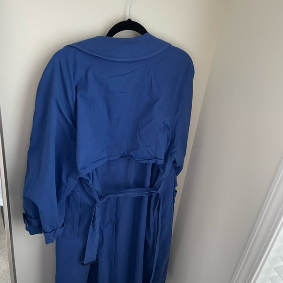 Vintage blue Burberry trench coat - Picture 4 of 7